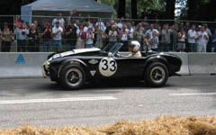 Den dejlige AC Cobra p� vej i pit p� tre hjul efter et uheld mod muren.