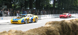 Ferrari F355 GT fra cirka 1998 foran en anden F355