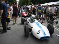 Formel Junior klar til at k�re ud fra pit. Nr 5 er en Cooper T56 p� 1100cc fra 1961. Nr 69 er en Titan Mk3 FF p� 1600cc fra 1967