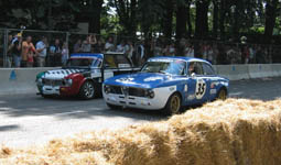 Prins Joachim i en Alfa Romeo GTA 2000cc fra 1970-71 foran en af vennene i en Alfa Romeo Gulia TI fra 1968-71