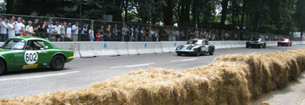 Lotus Elan 1594cc fra 1965 foran Lotus Elan 1954cc fra 1964 foran Chevrolet Corvette 5400cc V8 fra 1964 og foran Ford Mustang 4727cc V8 uden lydd�mpning fra 1968