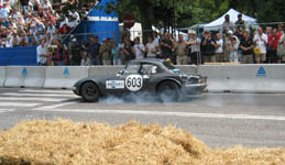 Lotus Elan p� anden plads der bremser med bl� r�g fra d�kken hver gang i 90-graderssvinget.