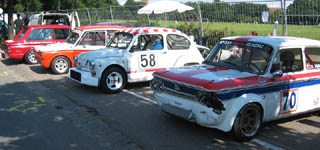 NSU Spiess TT, 1967, 1289cc (luftk�led og kender muren), Fiat Abarth 1000, 1971, 982cc (luftk�led), og to andre NSU'er i bagrunden)