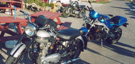 De tre cykler foran Lyn�s havnerestaurant.