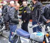 J�rgen kikker p� en Bonneville 