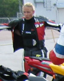 Piger k�rer ogs� motorcykel